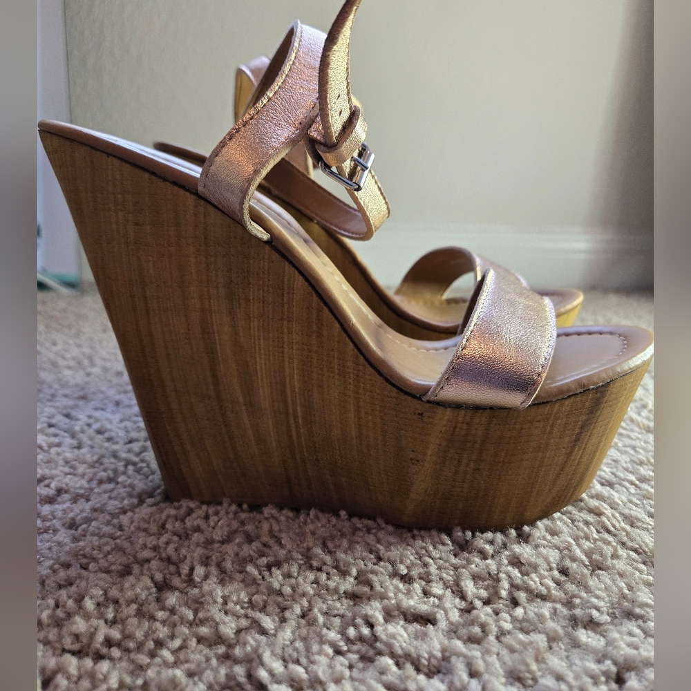 Steve Madden Women's Metallic Rose Gold Wedge Sandals Size 10 Like New!